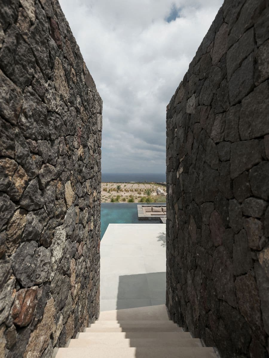 Kapsimalis 建築事務所在Santorini島的住宅中重新詮釋了Cycladic Vernacular群島的鄉村風情