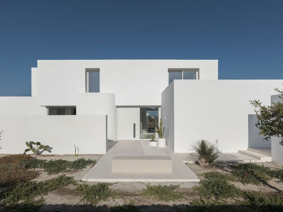 Kapsimalis 建築事務所在Santorini島的住宅中重新詮釋了Cycladic Vernacular群島的鄉村風情