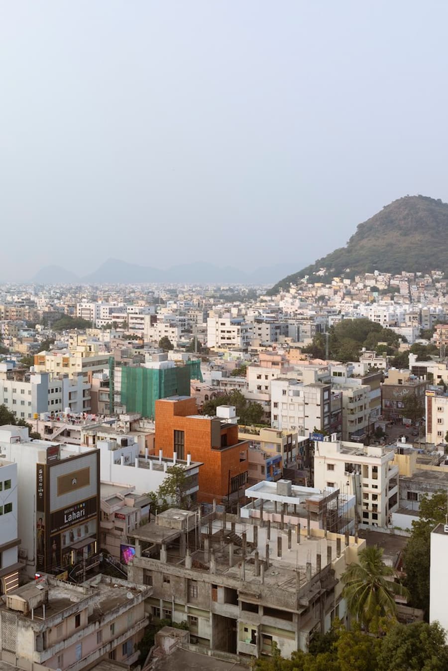 在城市帶凹槽的音量景觀