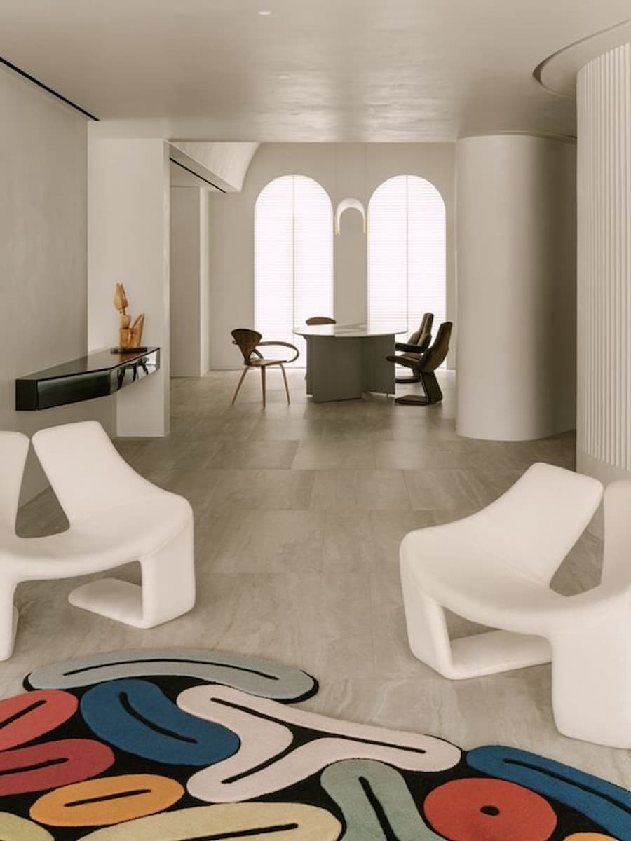 在天津，一個兼具雕塑般的克制美感與溫馨舒適的家