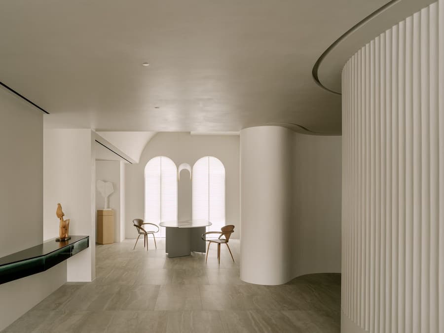 在天津，一個兼具雕塑般的克制美感與溫馨舒適的家