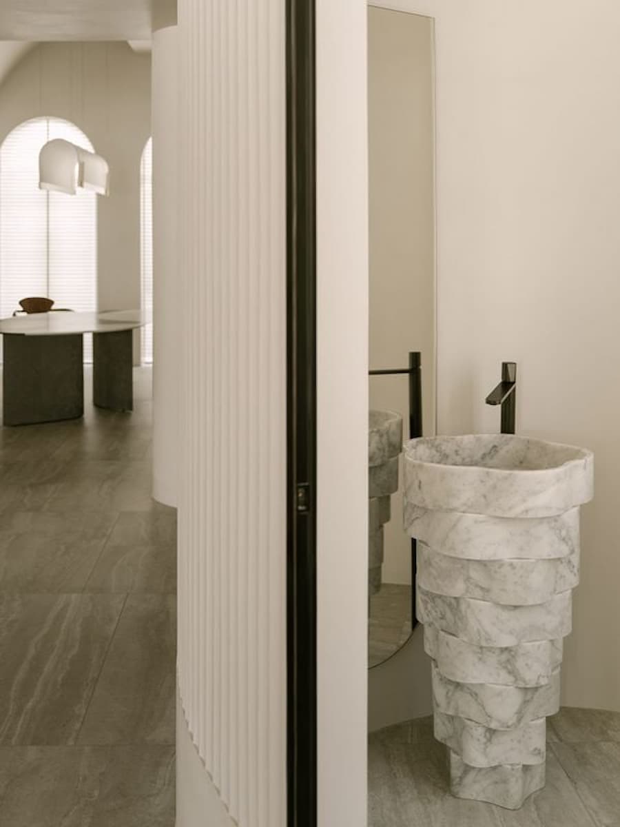 在天津，一個兼具雕塑般的克制美感與溫馨舒適的家