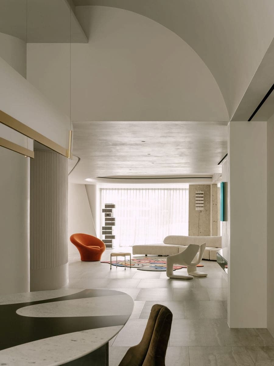 在天津，一個兼具雕塑般的克制美感與溫馨舒適的家