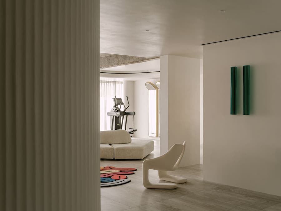 在天津，一個兼具雕塑般的克制美感與溫馨舒適的家