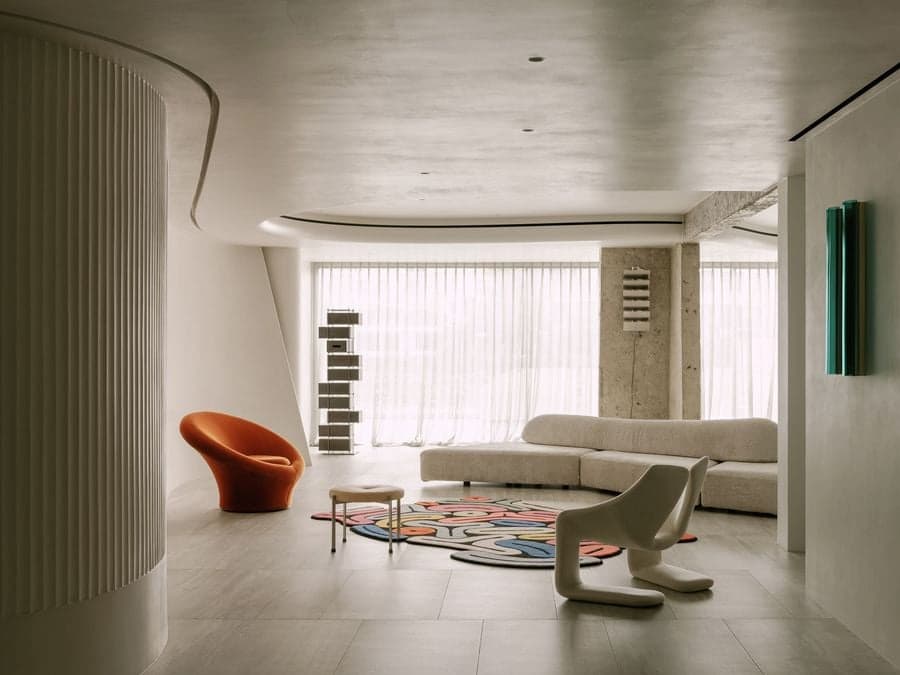 在天津，一個兼具雕塑般的克制美感與溫馨舒適的家