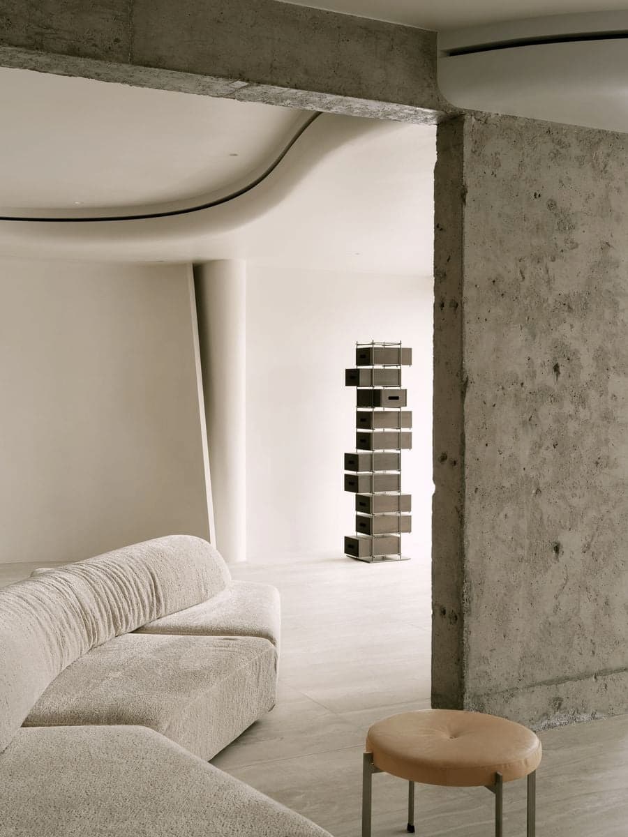 在天津，一個兼具雕塑般的克制美感與溫馨舒適的家