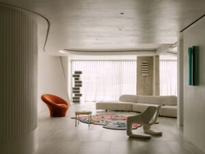 在天津，一個兼具雕塑般的克制美感與溫馨舒適的家