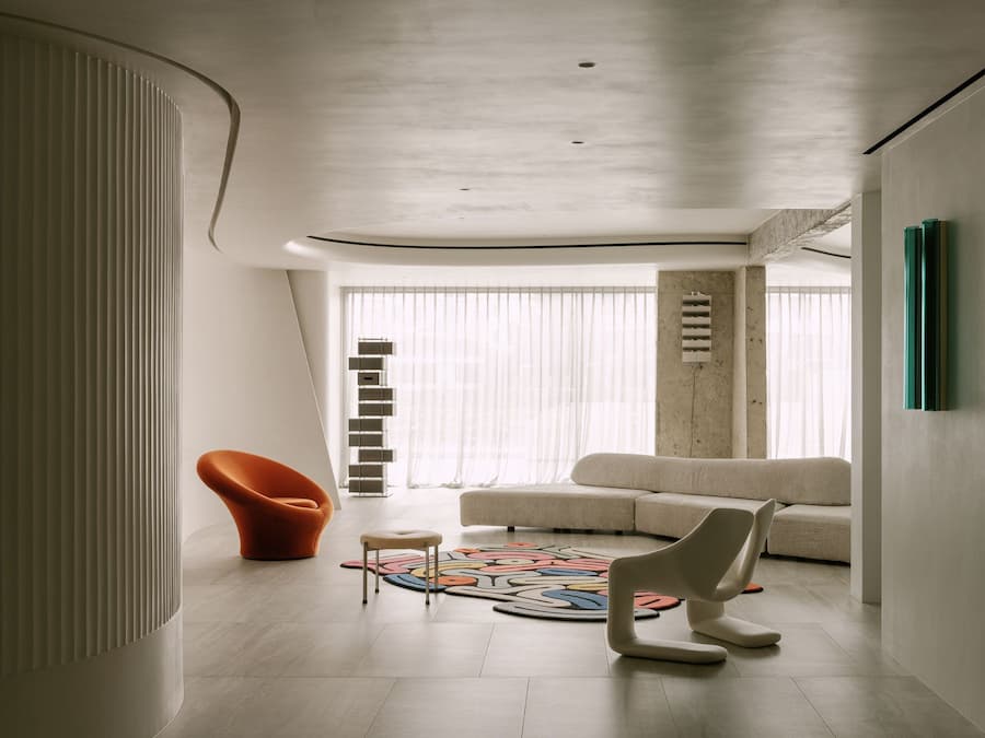 在天津，一個兼具雕塑般的克制美感與溫馨舒適的家