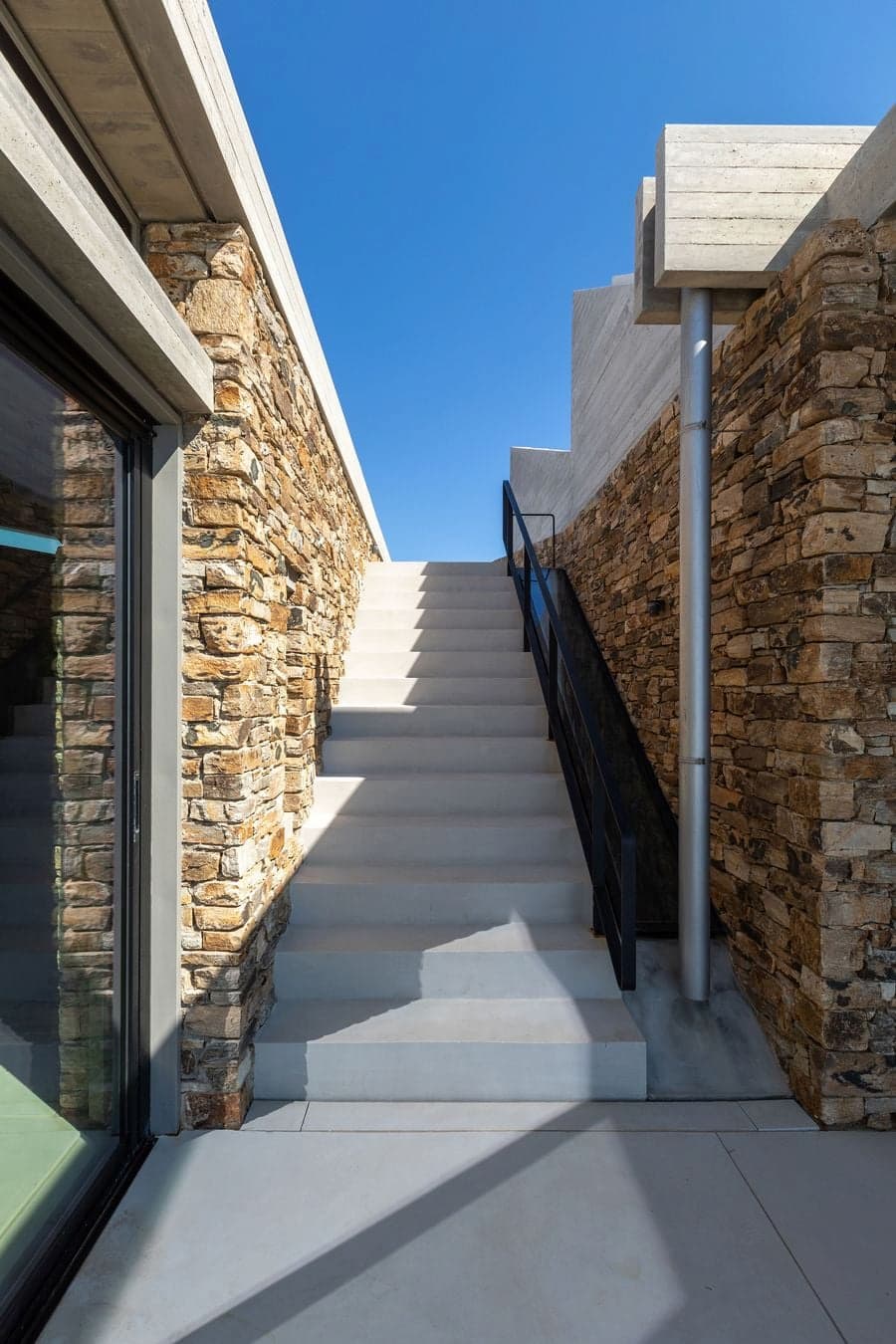 Antiparos 島現代別墅室內，混凝土與石材空間