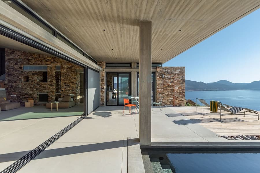 Antiparos 島現代別墅室內，混凝土與石材空間