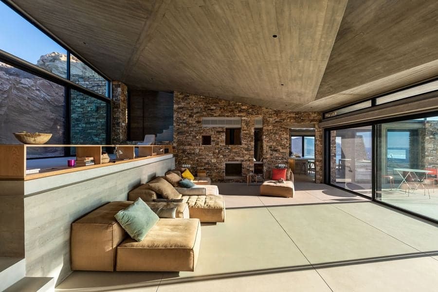 Antiparos 島現代別墅室內，混凝土與石材空間