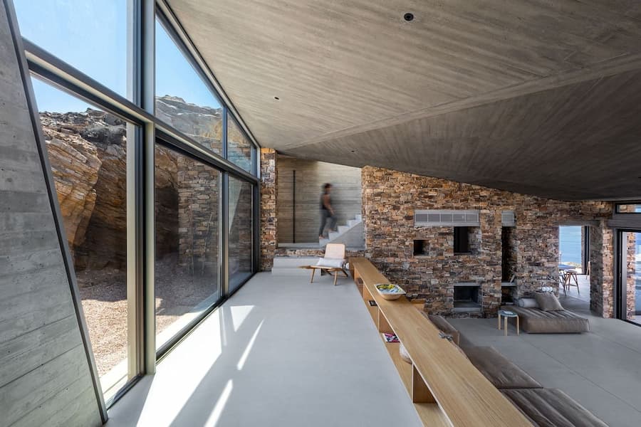 Antiparos 島現代別墅室內，混凝土與石材空間