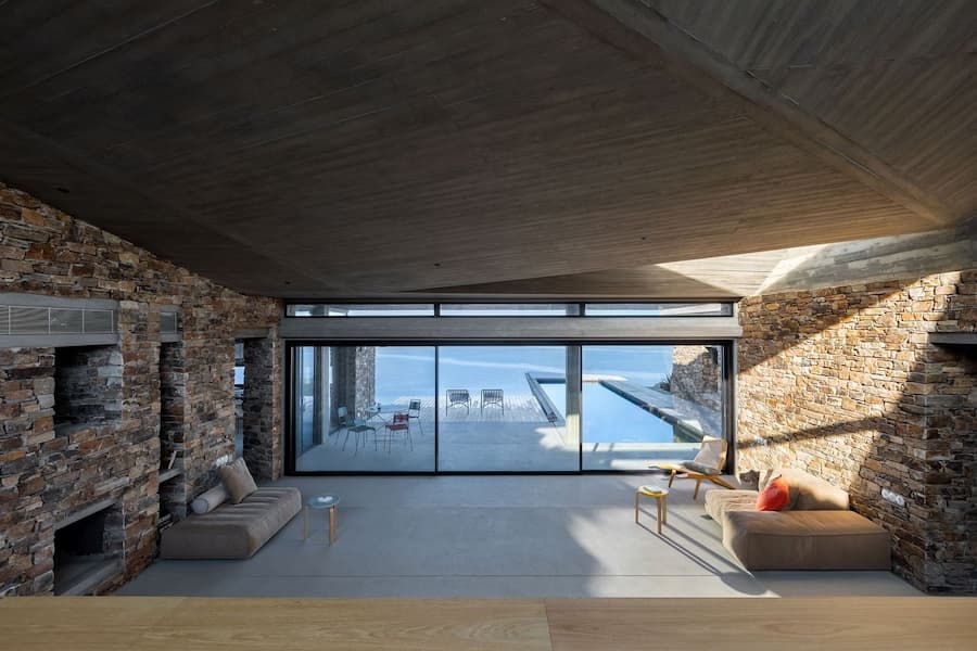 Antiparos 島現代別墅室內，混凝土與石材空間