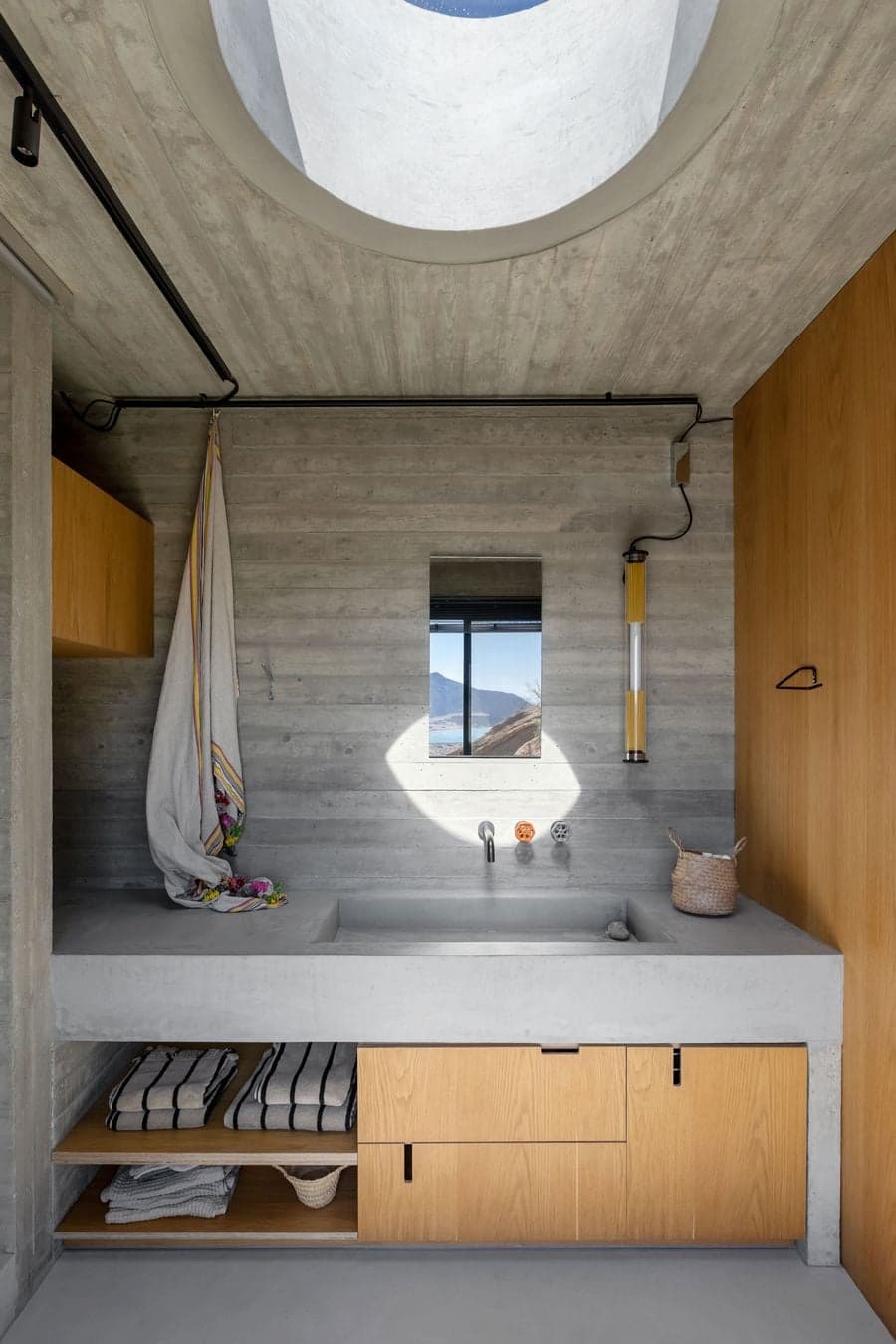 Antiparos 島現代別墅室內，混凝土與石材空間