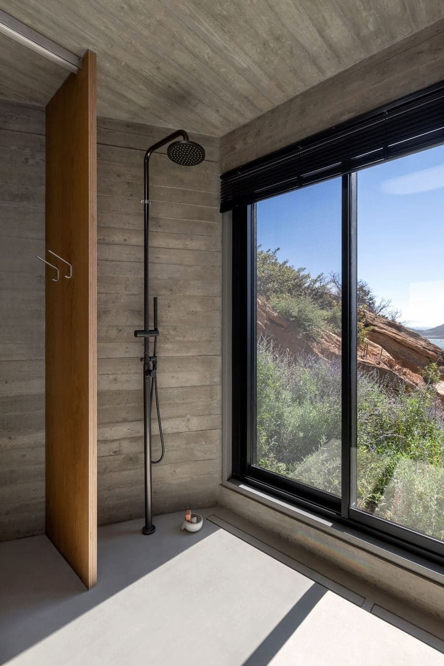 Antiparos 島現代別墅室內，混凝土與石材空間