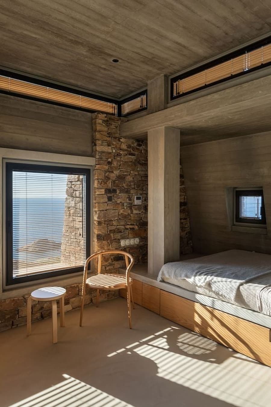 Antiparos 島現代別墅室內，混凝土與石材空間