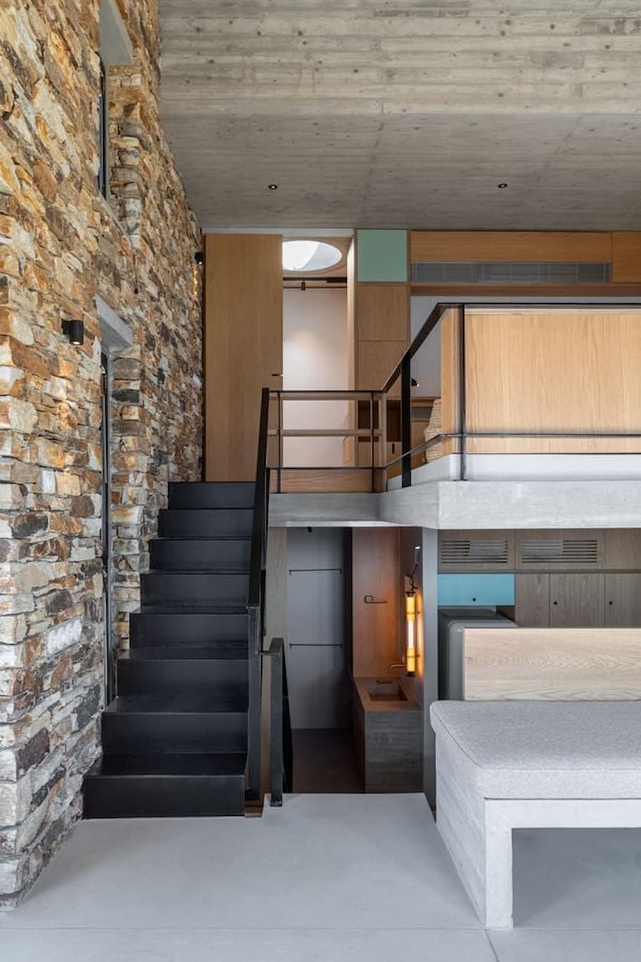 Antiparos 島現代別墅室內，混凝土與石材空間