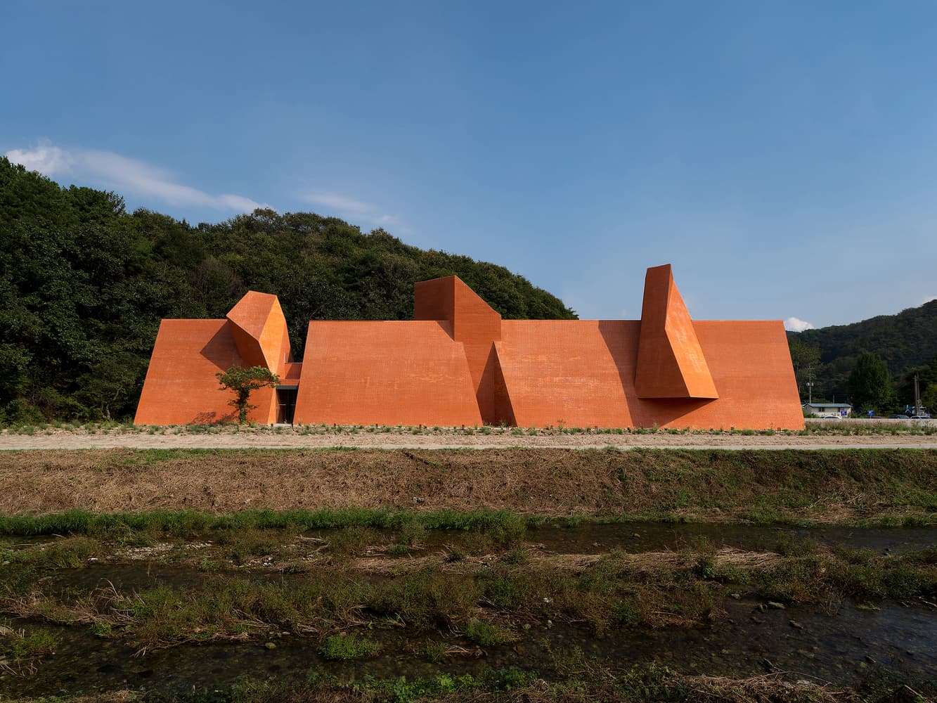 長向立面被切成不同段落但沒有明顯邏輯