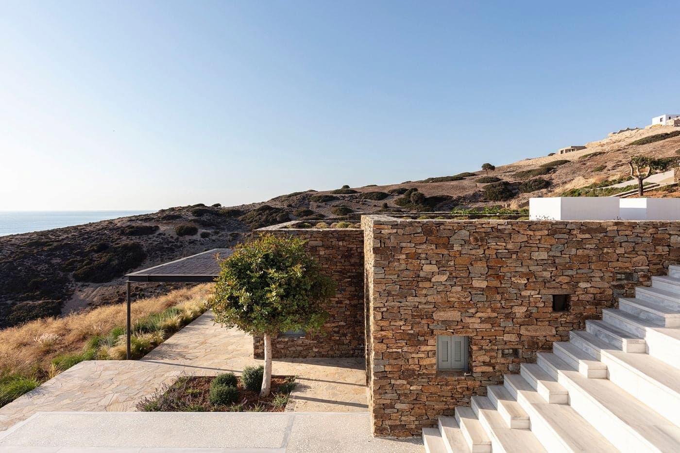 建築框景泳池與遠方海景關係