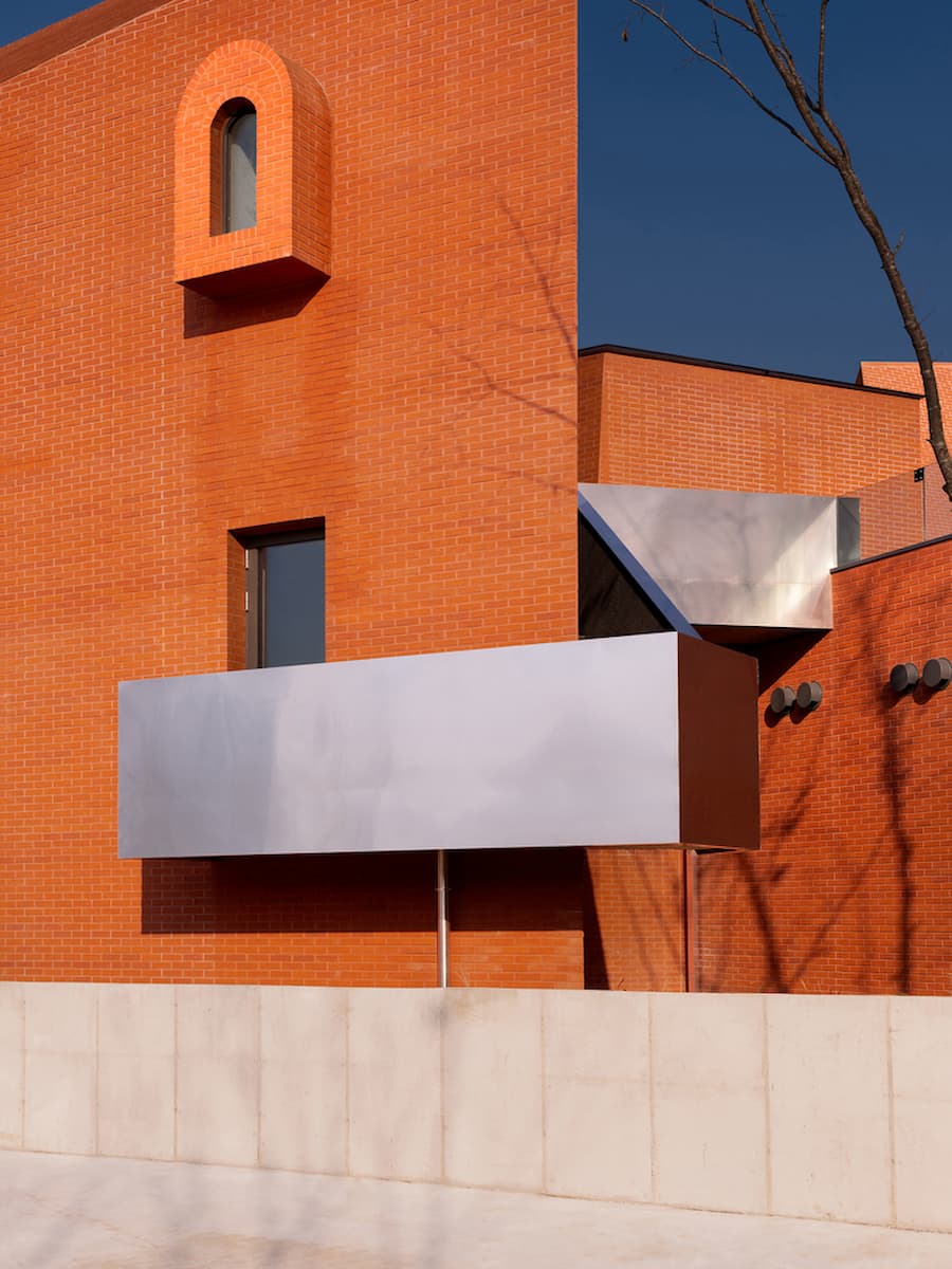 紅磚與金屬交錯讓材質之間有點不一致