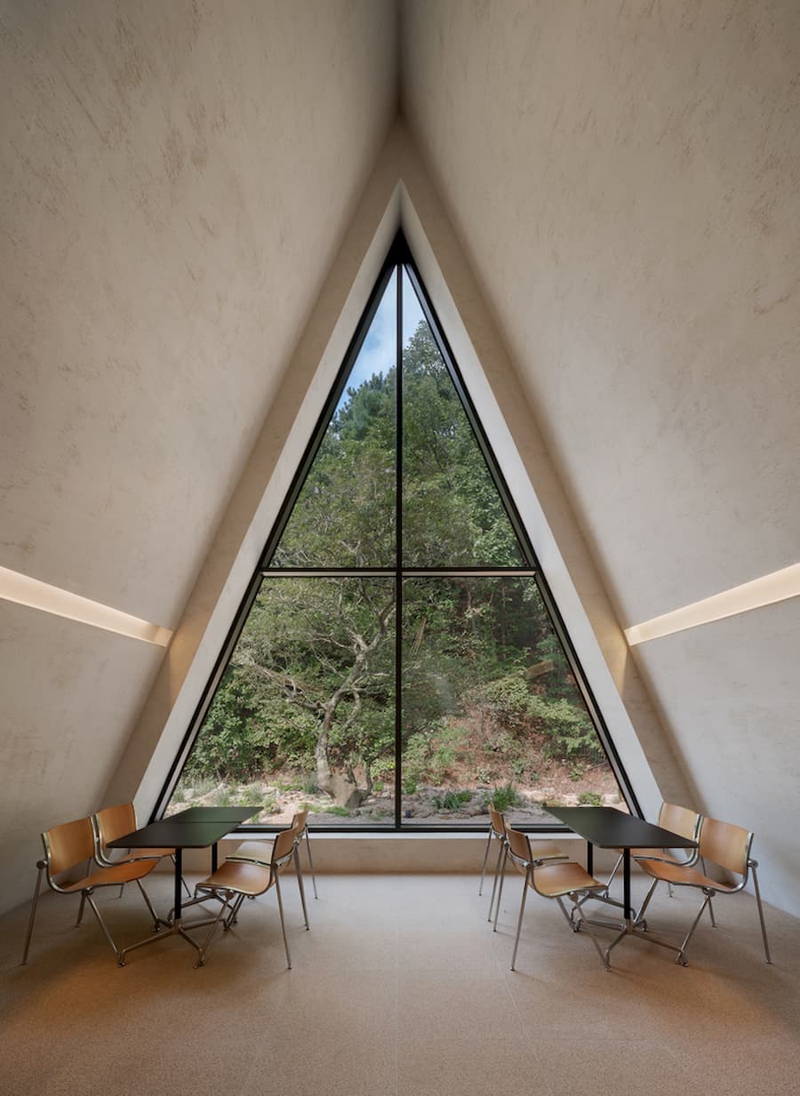 三角開口讓光集中但空間沒有完全被定義 