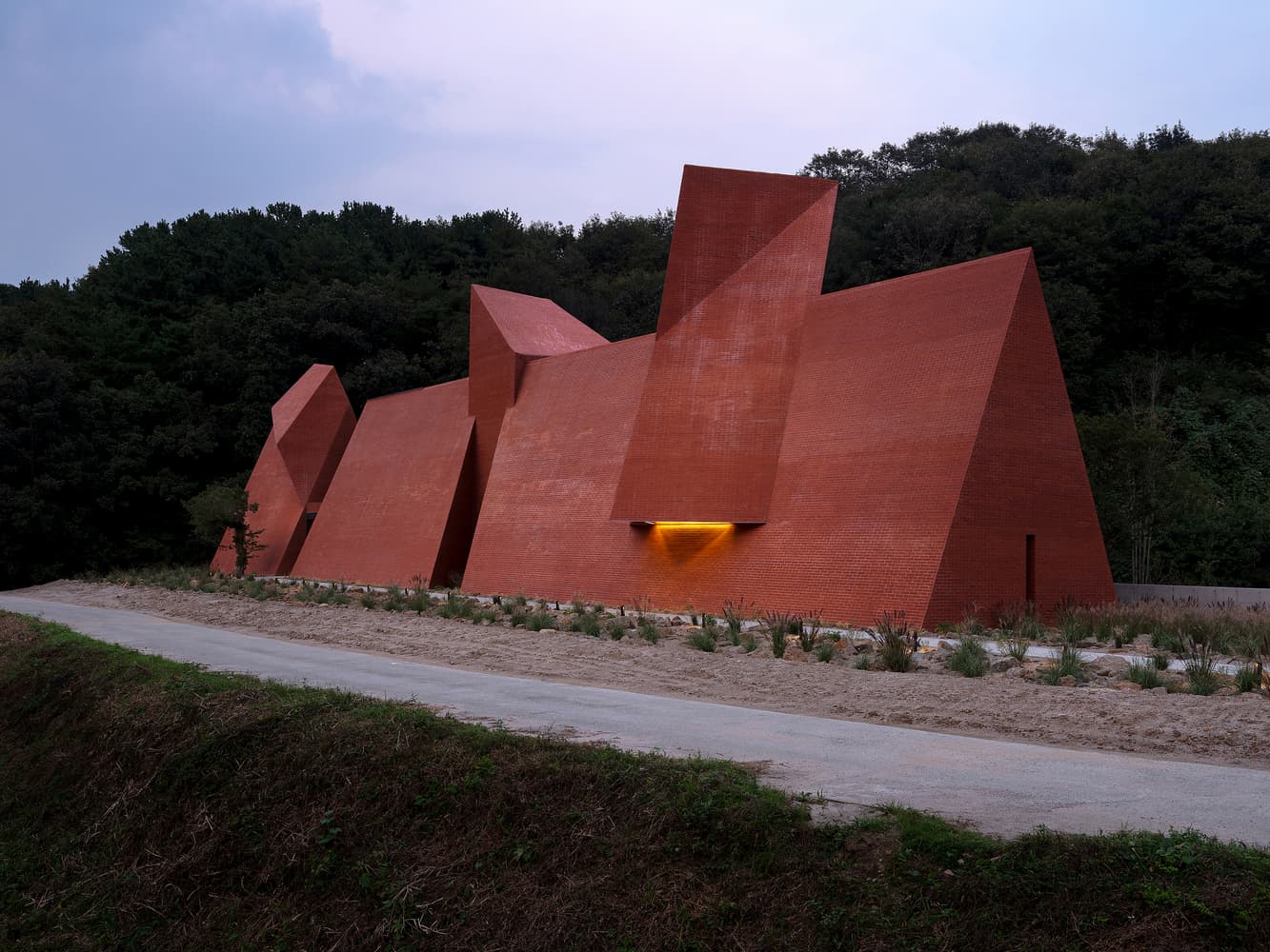 傍晚光線讓量體變重邊界變得比較模糊