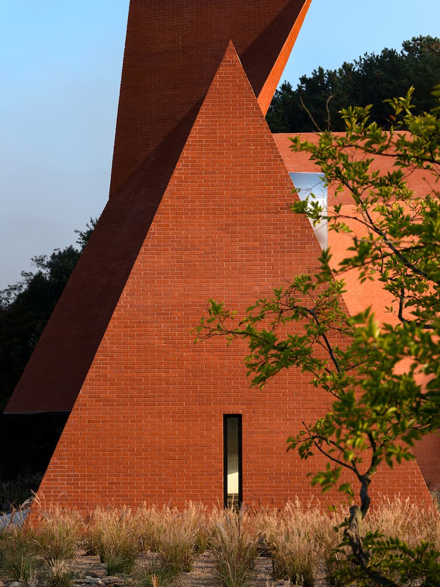 前景植栽讓建築被切開一部分視覺有點斷裂