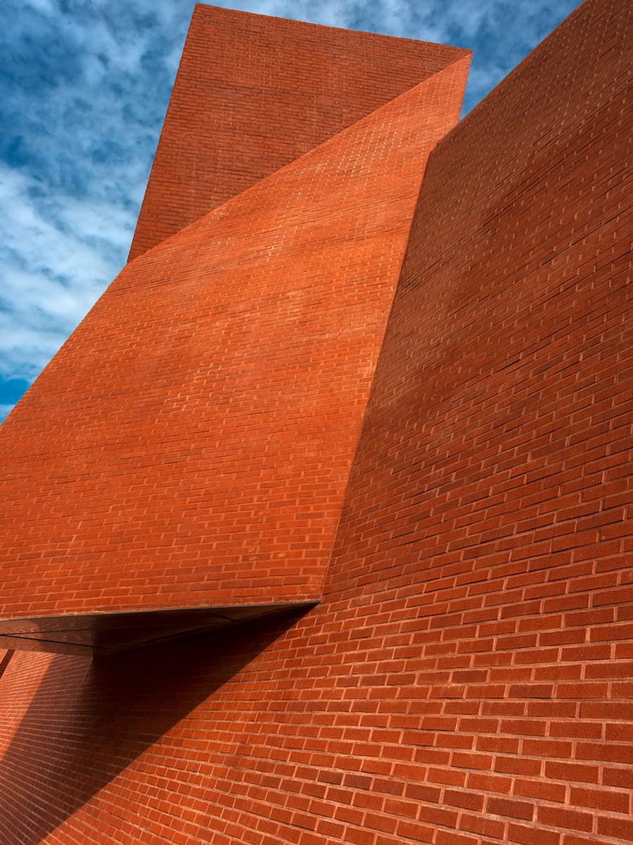 細長開口讓牆面比例變得不太合理