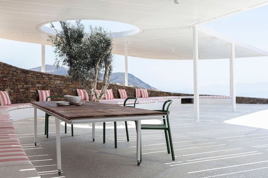 建築嵌入山坡形成自然層次