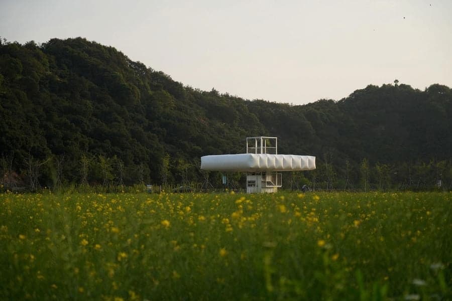 白色充氣體橫在空中 很輕但又有重量感