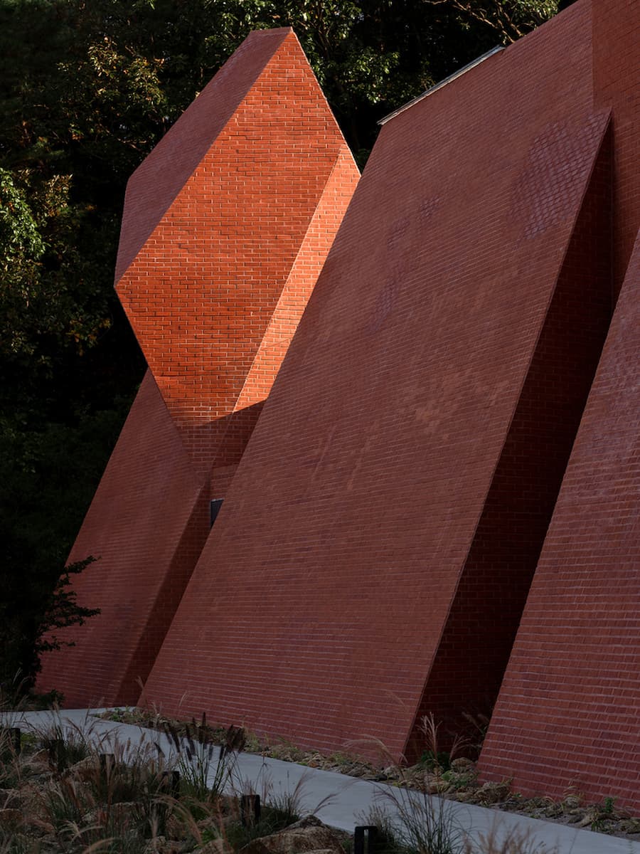 斜面與光影讓邊界變得不清楚