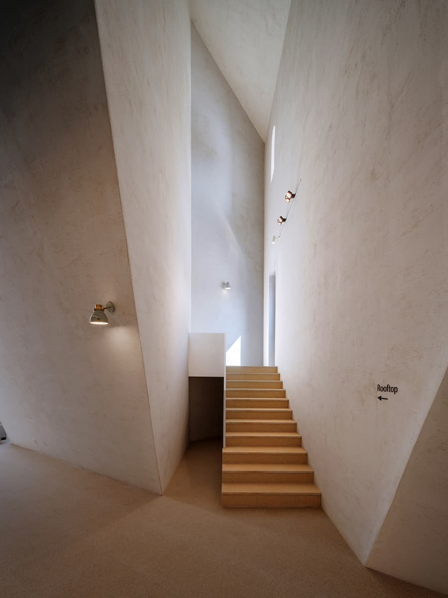 狹窄樓梯與高牆讓人有點壓縮感