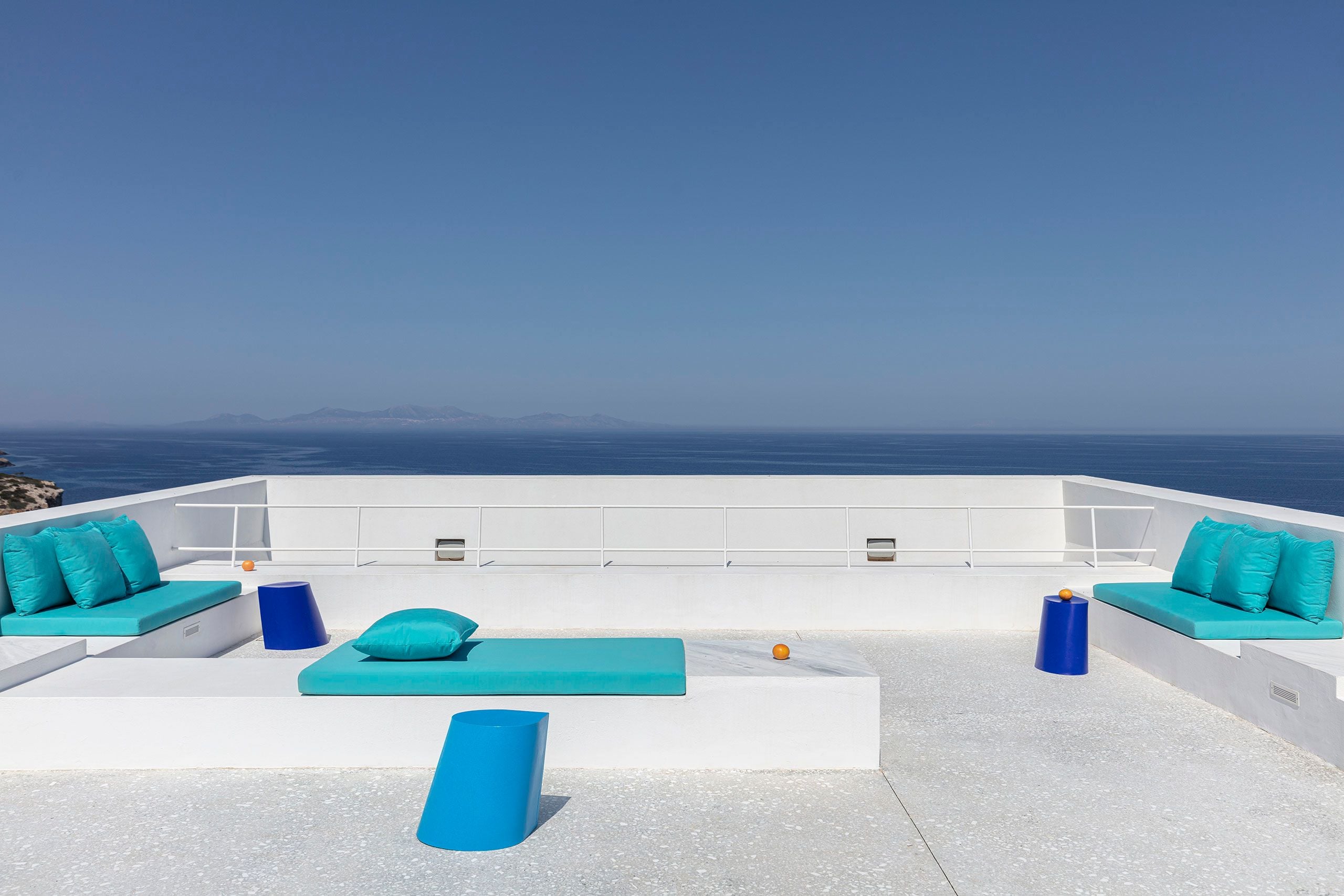 石材與白色建築對比關係