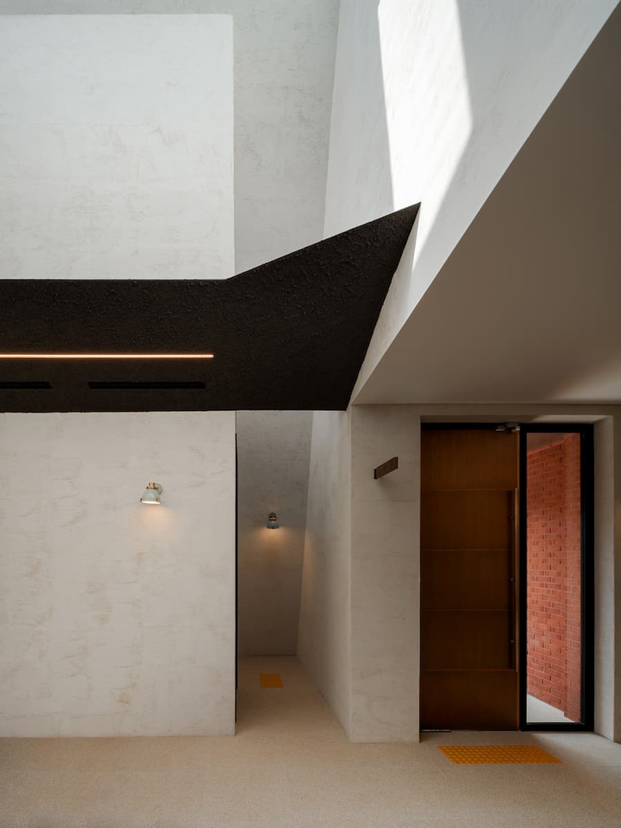 入口與深色量體交錯空間不完全開放