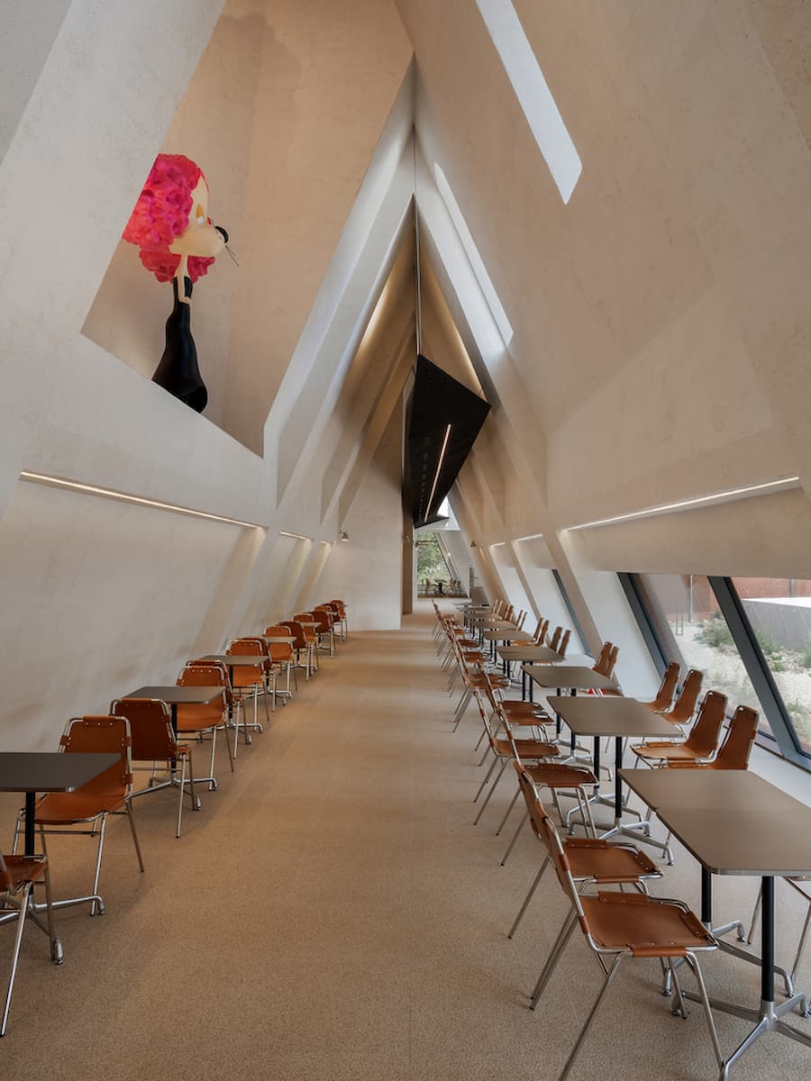 長型空間與斜牆讓座位排列略顯不穩