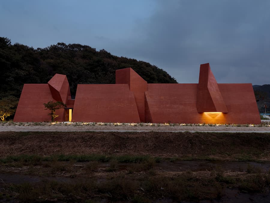 夜晚光源讓量體關係變得更清楚