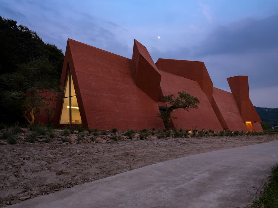 側面量體在夜間被光拉出層次