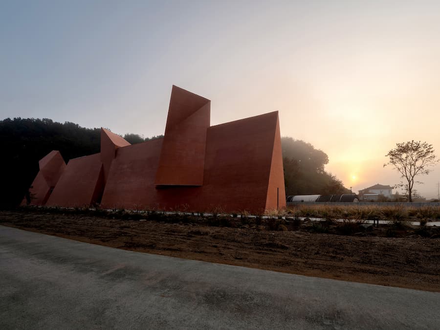 日落時建築與地景融合但仍有存在感