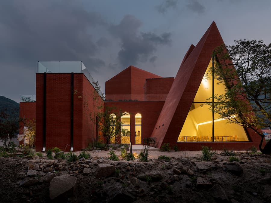 三角開口在夜晚透光讓內外關係被打開