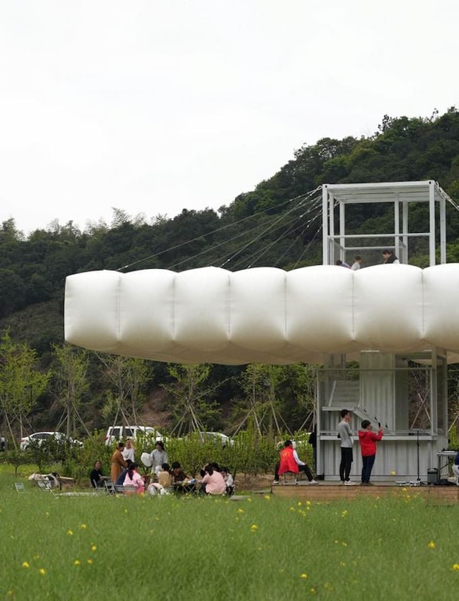 人聚在下面 上面那塊白的卻很安靜