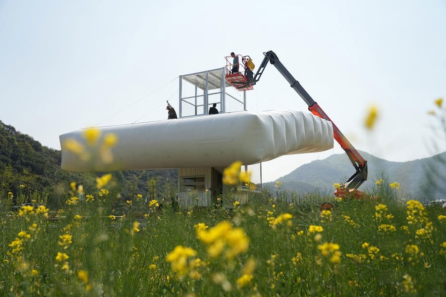 施工中的充氣結構 被吊起來還在調整