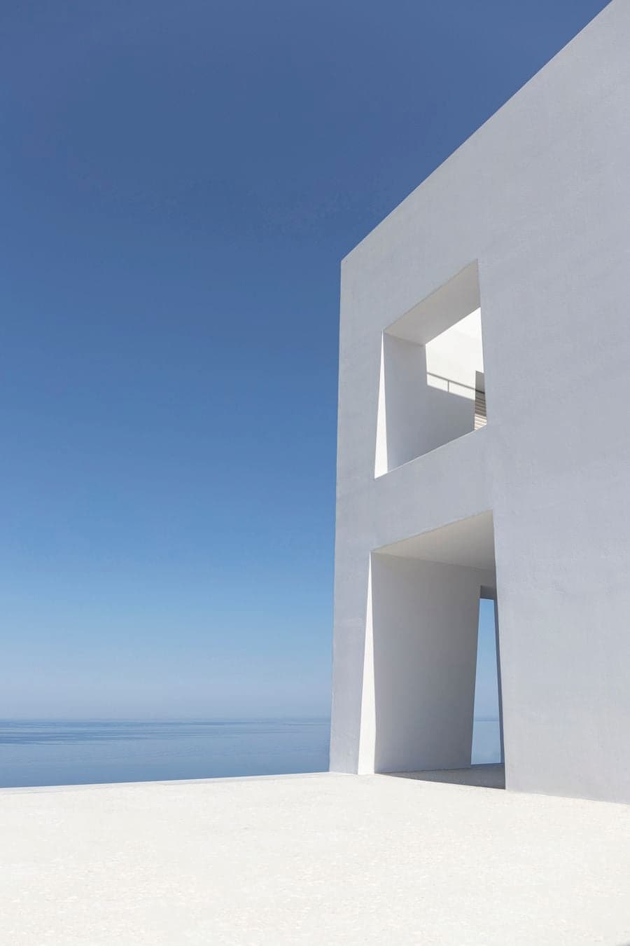 無邊際泳池與白色建築交界