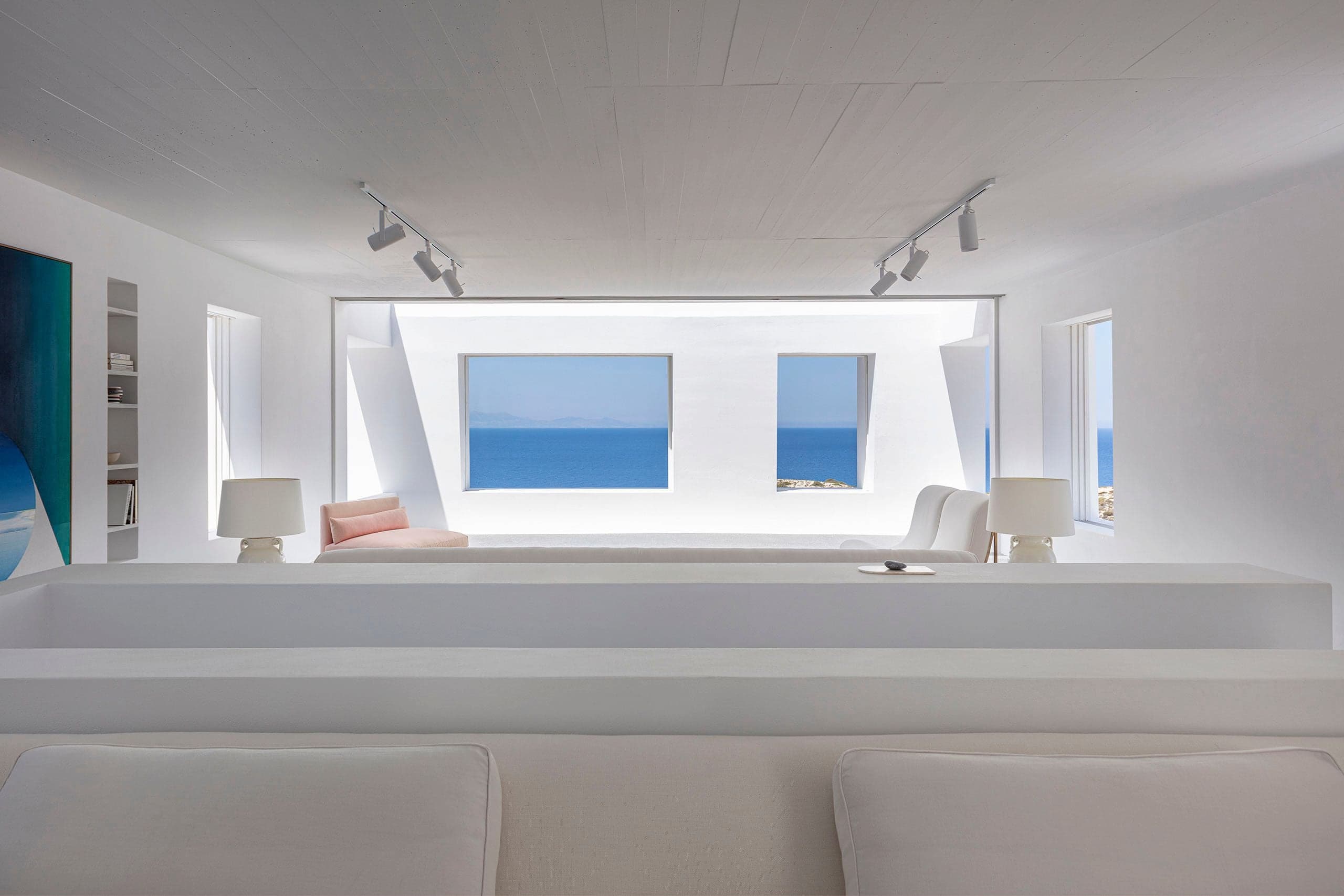 夕陽下建築與水面反射關係