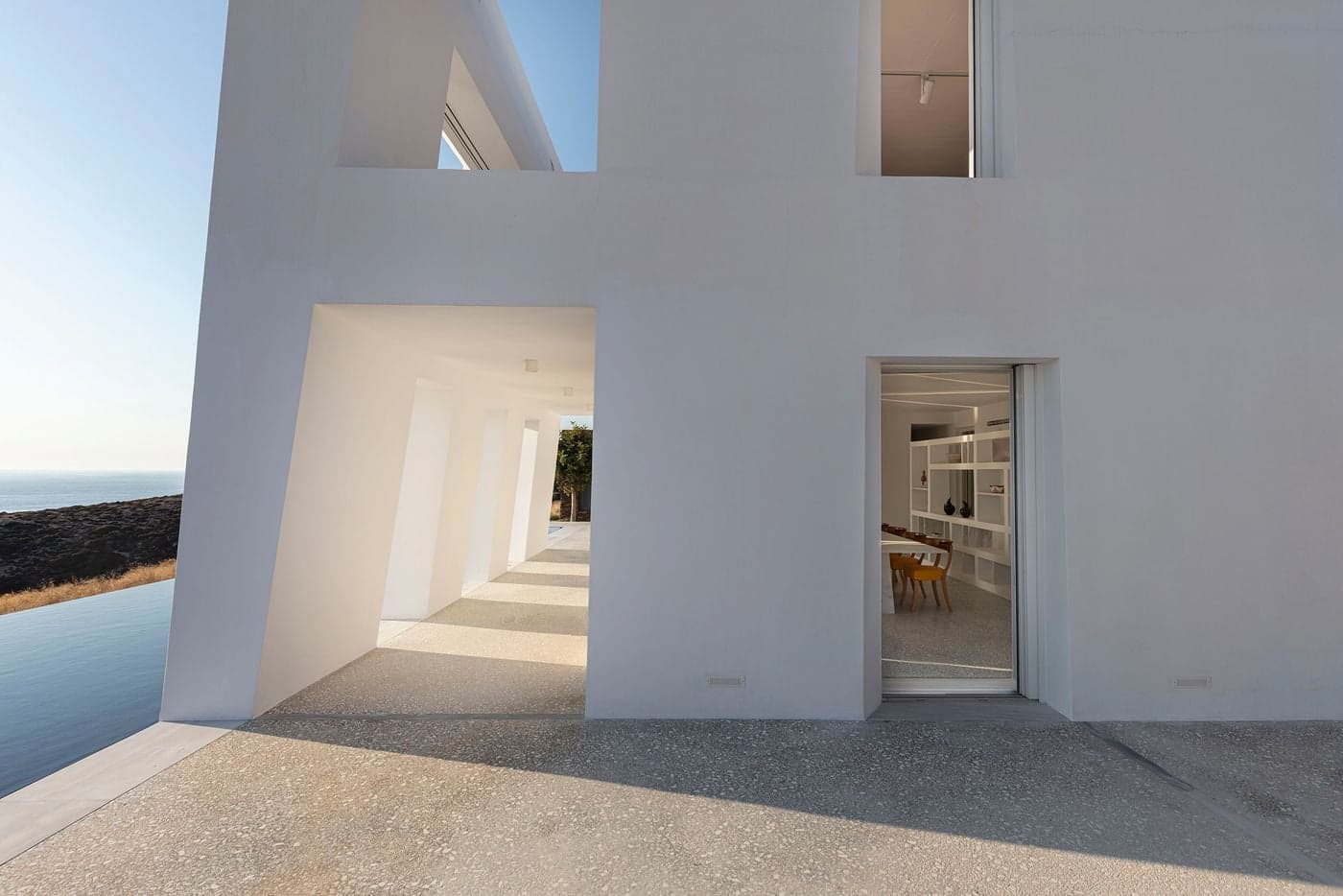 石材量體與白色建築對比