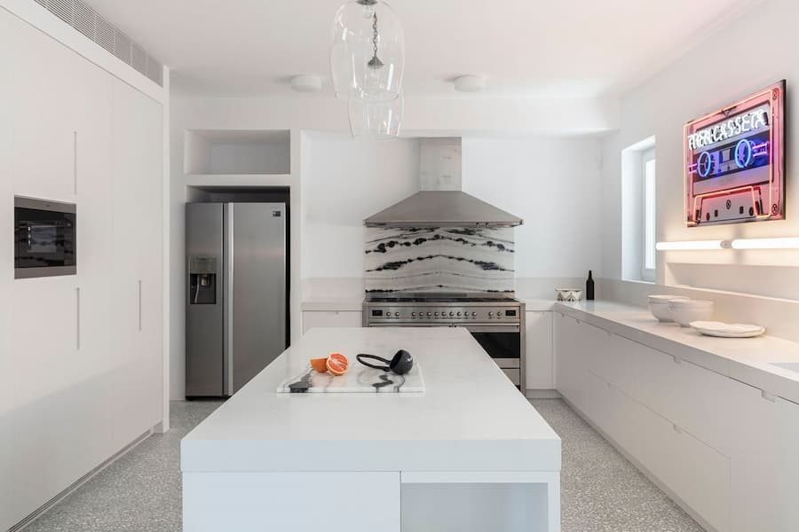 黃昏戶外平台與泳池空間