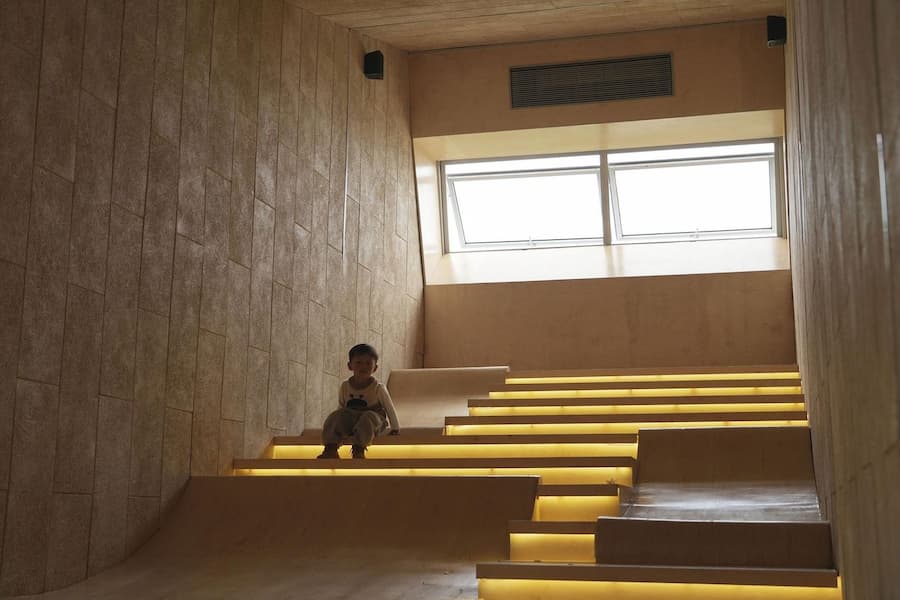 室內階梯有光慢慢滲進來 空間很安靜