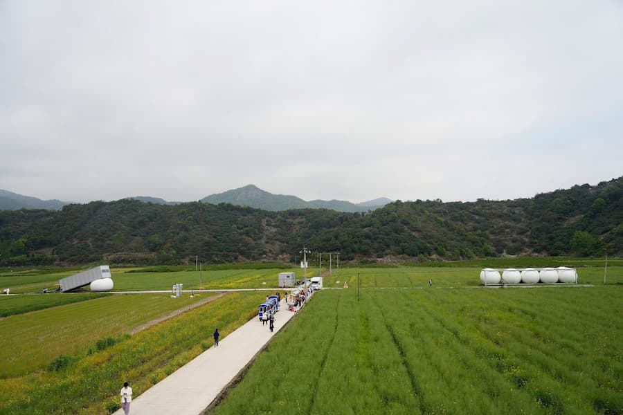 那個白色量體被放在田中 像暫時停著