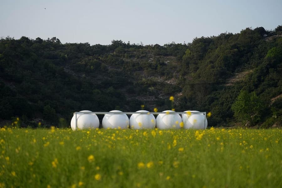田野中有人移動 建築反而沒有動