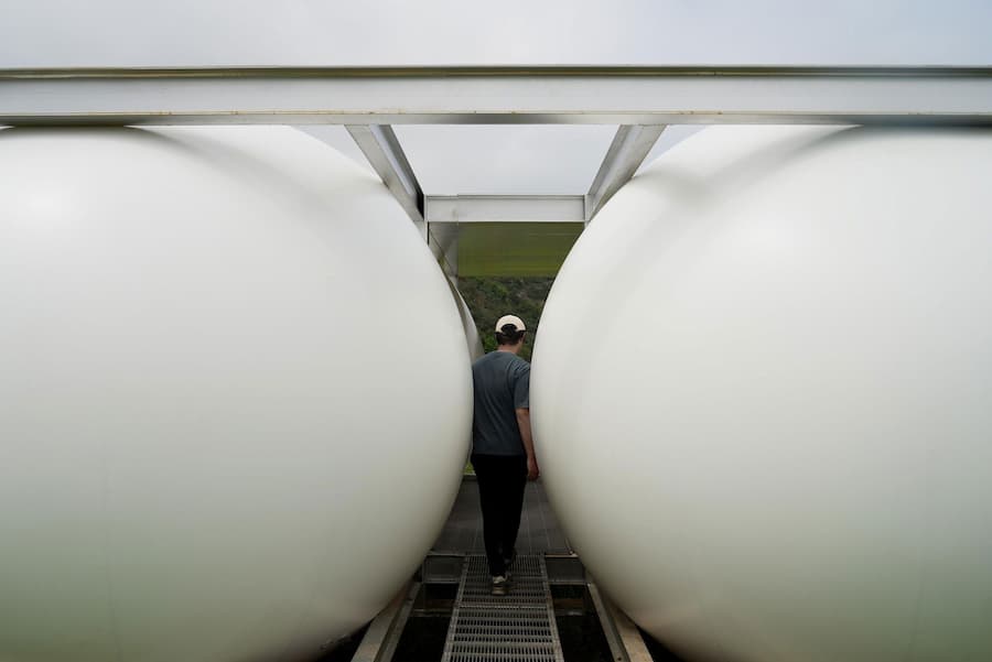 小孩走在球體旁邊 尺度突然變得很清楚