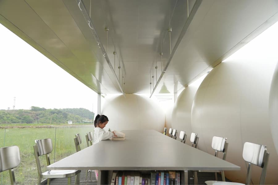 人在兩顆巨大球體之間走 空間被擠壓